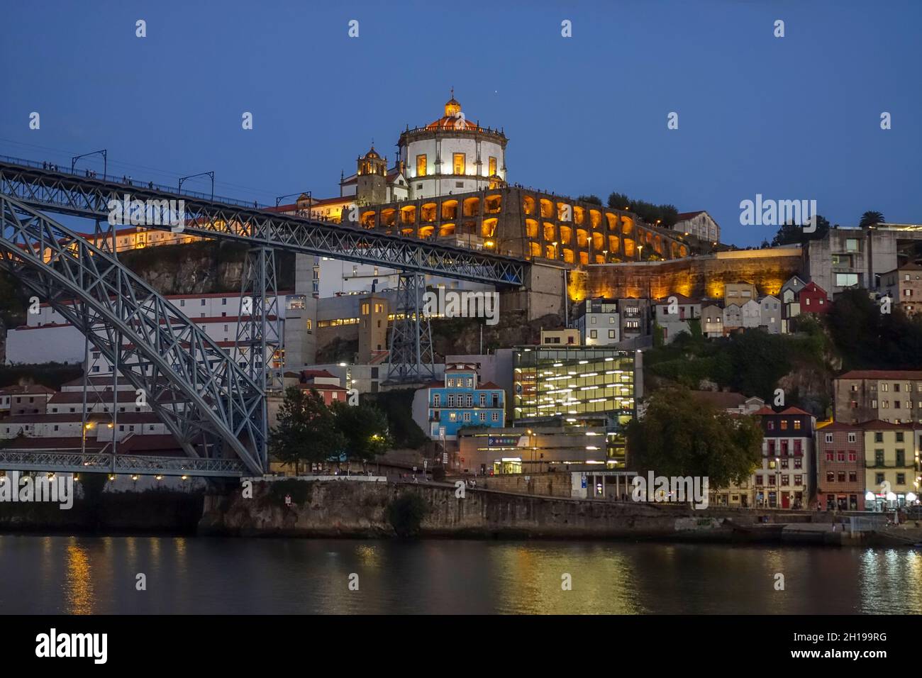 Blick auf Vila Nova de Gaia, mit Kloster Serra do Pilar und Luis I Brücke vor A im Abendlicht, Porto, Portugal. Stockfoto