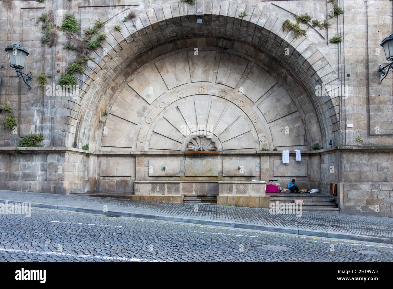 Brunnen Mouzinho Da Silveira mit Obdachlosen, Porto Portugal Stockfoto