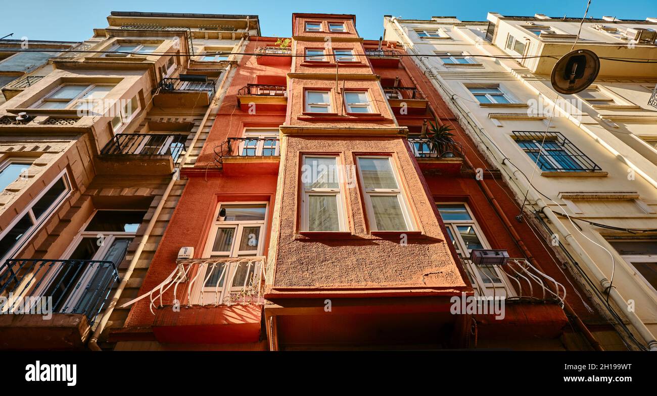 Blick auf die Fassade eines modernen Architekturgebäudes in istanbul mit blauem Himmel und vielen Fenstern. Stockfoto