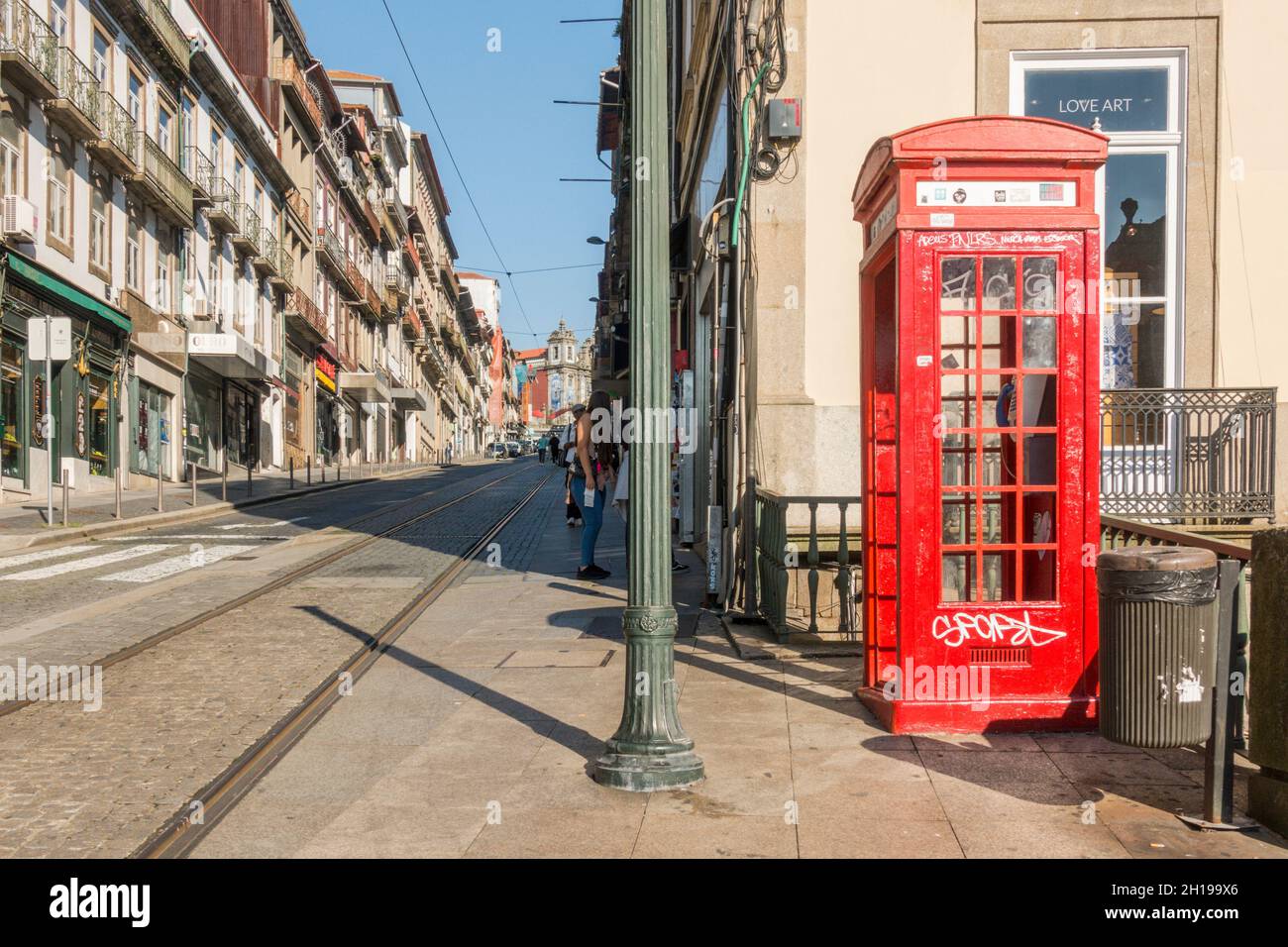 Rote Telefonzelle in der Altstadt von Porto, Portugal. Stockfoto