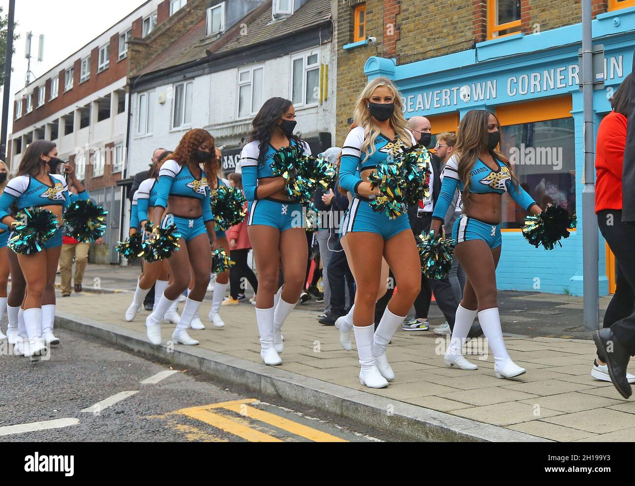 Die Jacksonville Jaguars Cheerleaders gehen vor einem Spiel der NFL International Series zwischen den Miami Dolphins und dem Jacksonville J auf die Straße Stockfoto