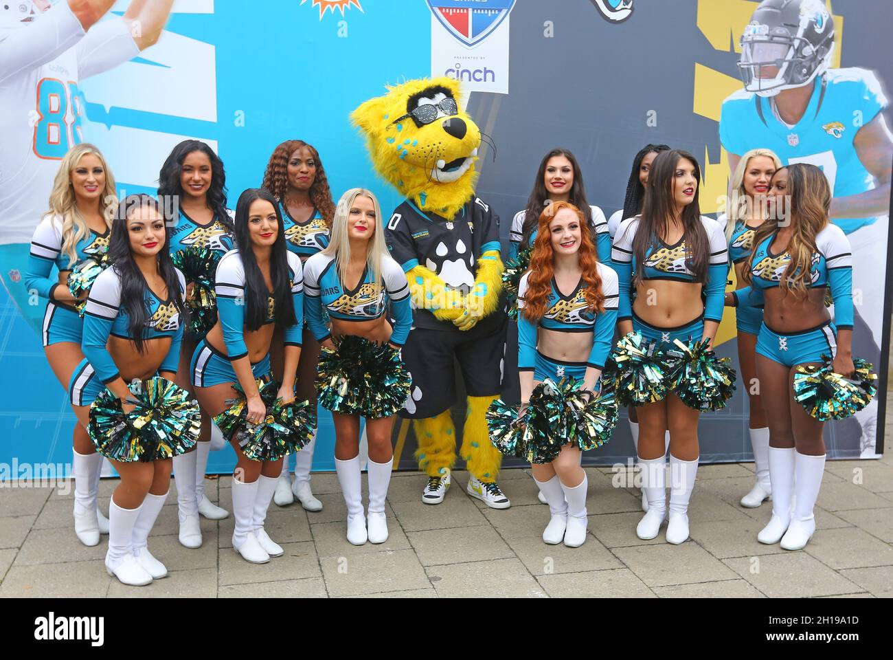 Die Jacksonville Jaguars Cheerleaders posieren für Fotos vor dem Tottenham Hotspur Stadium vor dem Spiel der NFL International Series zwischen Miami Stockfoto