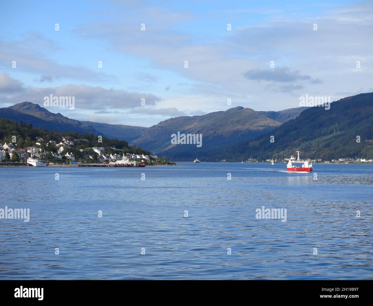 Überquerung des Firth of Clyde von Dunoon nach Gourock: Blick auf den Western Ferries Terminal am Hunter's Quay mit einer rot-weißen Fähre, die die Überfahrt macht Stockfoto