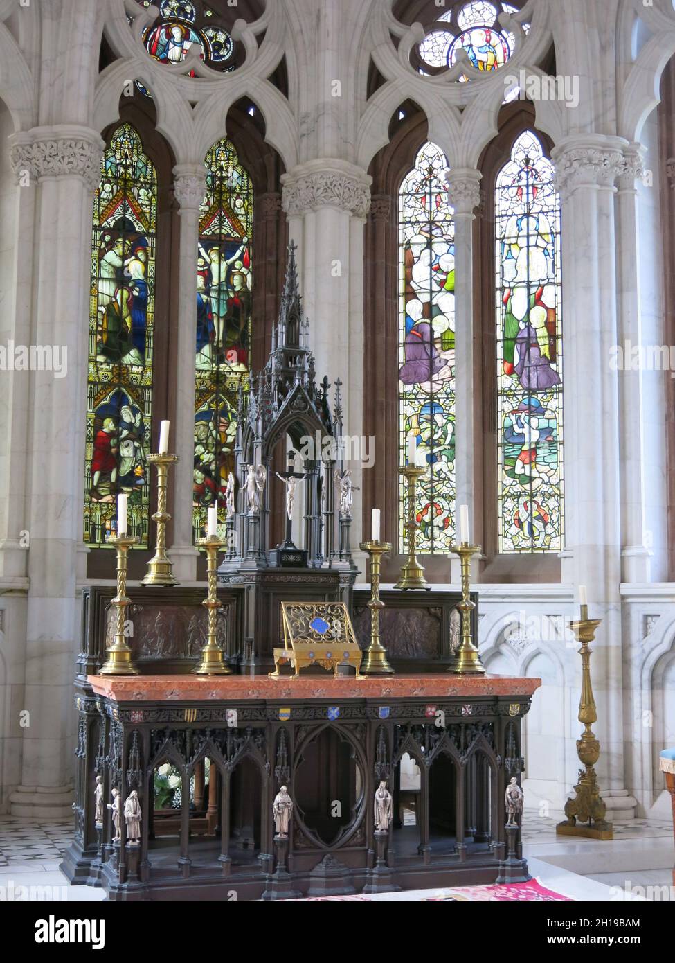 Blick in die Marmorkapelle am Mount Stuart House mit ihren Buntglasfenstern, Altar und Kerzen; das Familienhaus der Marquess of Bute. Stockfoto