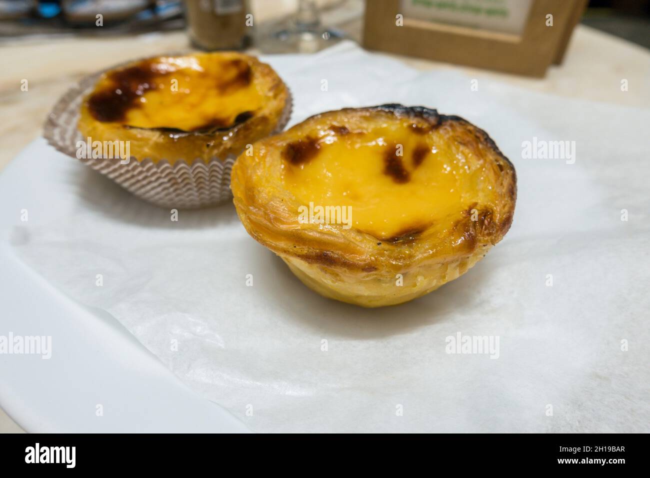 Portuguese Custard Torts, serviert in Bolhao Pastry, Porto, Portugal. Stockfoto
