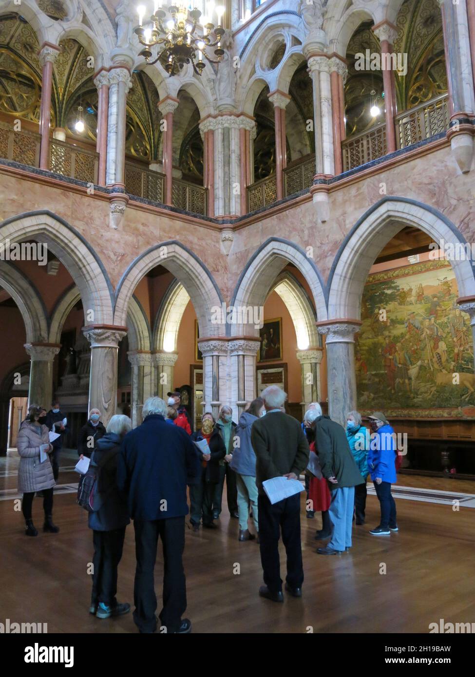 Schottischer Tourismus in einer Pandemie: Eine Gruppe von Besuchern, die Gesichtsmasken tragen, bewundern die kunstvolle Marmorkapelle bei einem Besuch des Mount Stuart auf der Isle of Bute. Stockfoto