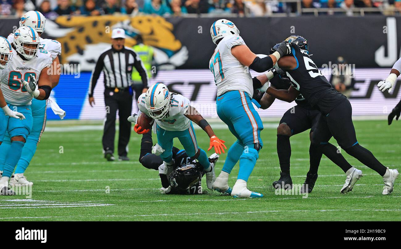 Jacksonville Jaguars Eckpfeiler Tre Herndon (37) nimmt sich bei einem Spiel der NFL International Series bei To dem Miami Dolphins Wide Receiver Jaylen Waddeln (17) an Stockfoto