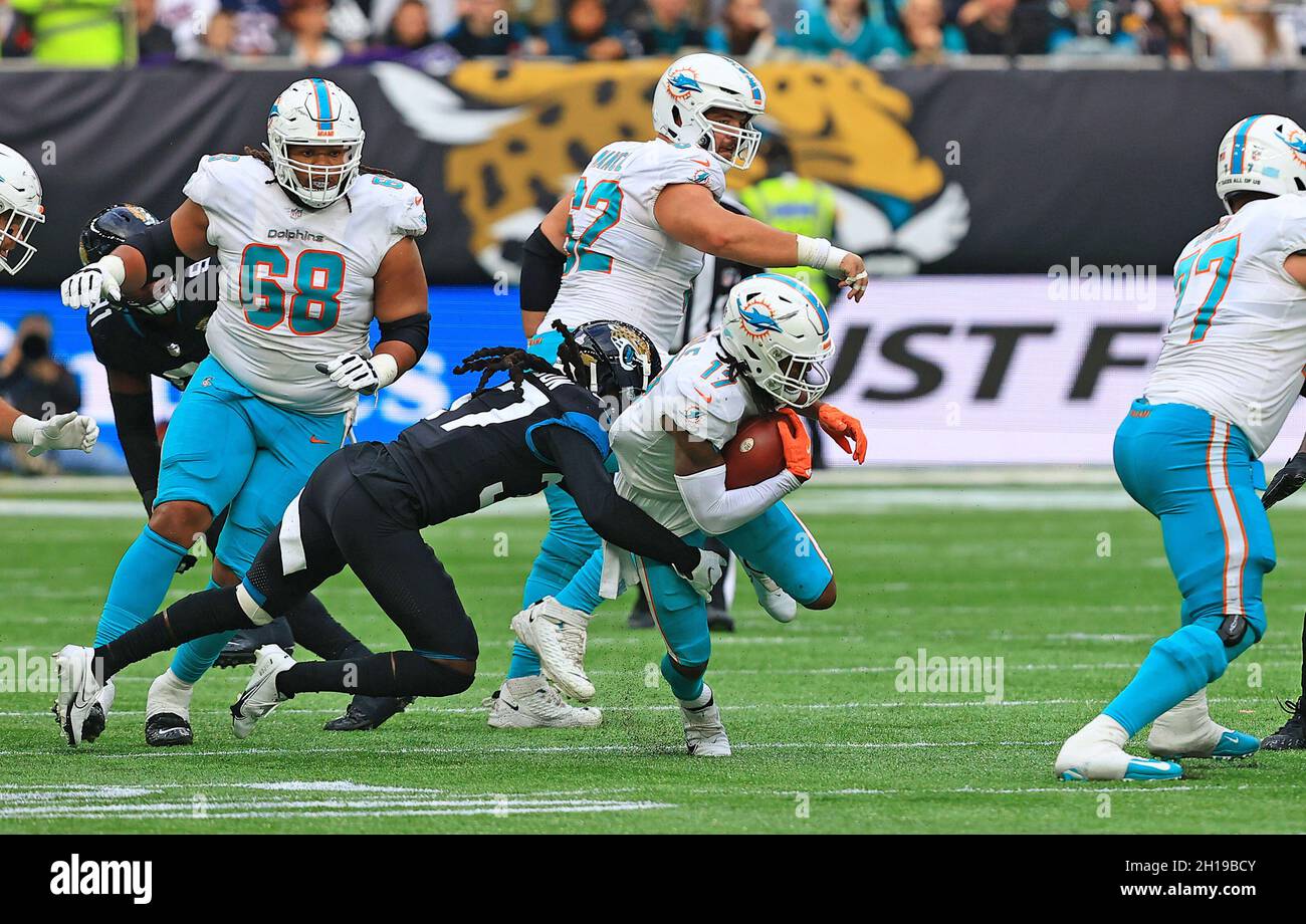 Jacksonville Jaguars Eckpfeiler Tre Herndon (37) nimmt sich bei einem Spiel der NFL International Series bei To dem Miami Dolphins Wide Receiver Jaylen Waddeln (17) an Stockfoto