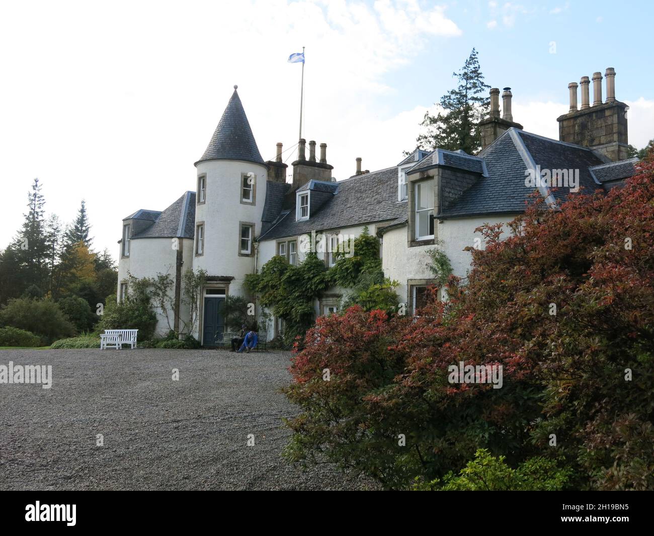 Das 1755 erbaute Attadale House liegt in einer wunderschönen Berglandschaft in Wester Ross und ist ein RHS-Partner mit seinem Scottish Highland Garden, der für Besucher geöffnet ist Stockfoto