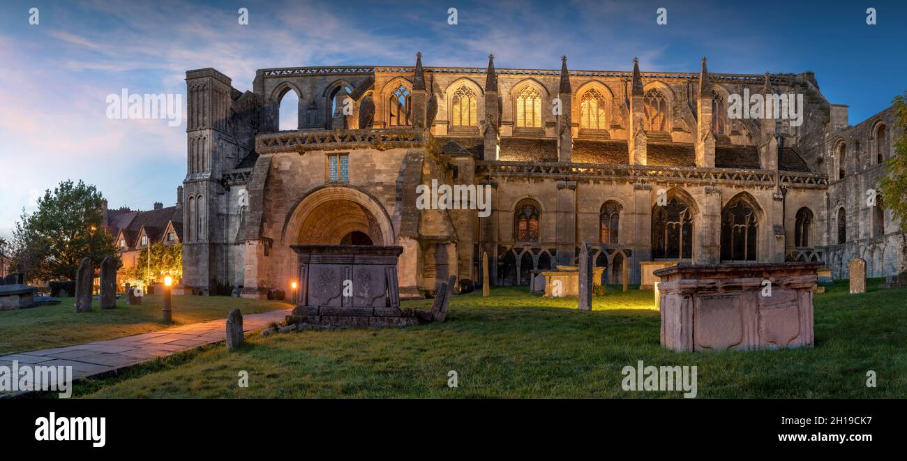 Malmesbury, Wiltshire, England. Sonntag, 17. Oktober 2021 - nach einem nassen Start im Westen Englands, verbessert sich das Wetter im Laufe des Tages mit einem warmen und feinen Ende des Wochenendes, da die Lichter in der Dämmerung aufleuchten, um die wunderschöne Abtei in Malmesbury, Wiltshire, zu erleuchten. Quelle: Terry Mathews/Alamy Live News Stockfoto