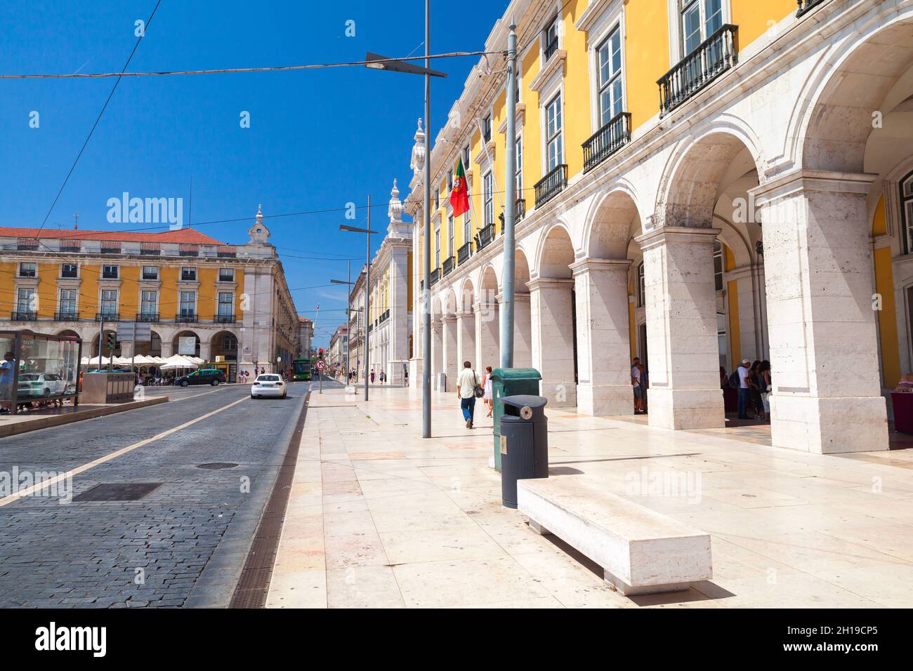 Lissabon, Portugal - 12. August 2017: Blick auf den Handelsplatz an einem sonnigen Tag spazieren Touristen auf der Straße Stockfoto