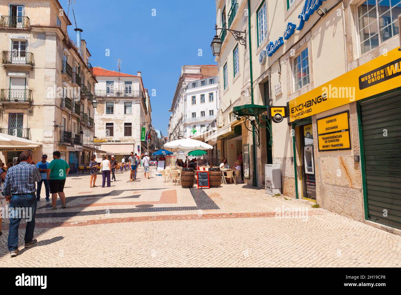 Lissabon, Portugal - 13. August 2017: Blick auf die Straße von Lissabon an einem sonnigen Tag gehen die Menschen auf der Straße Stockfoto