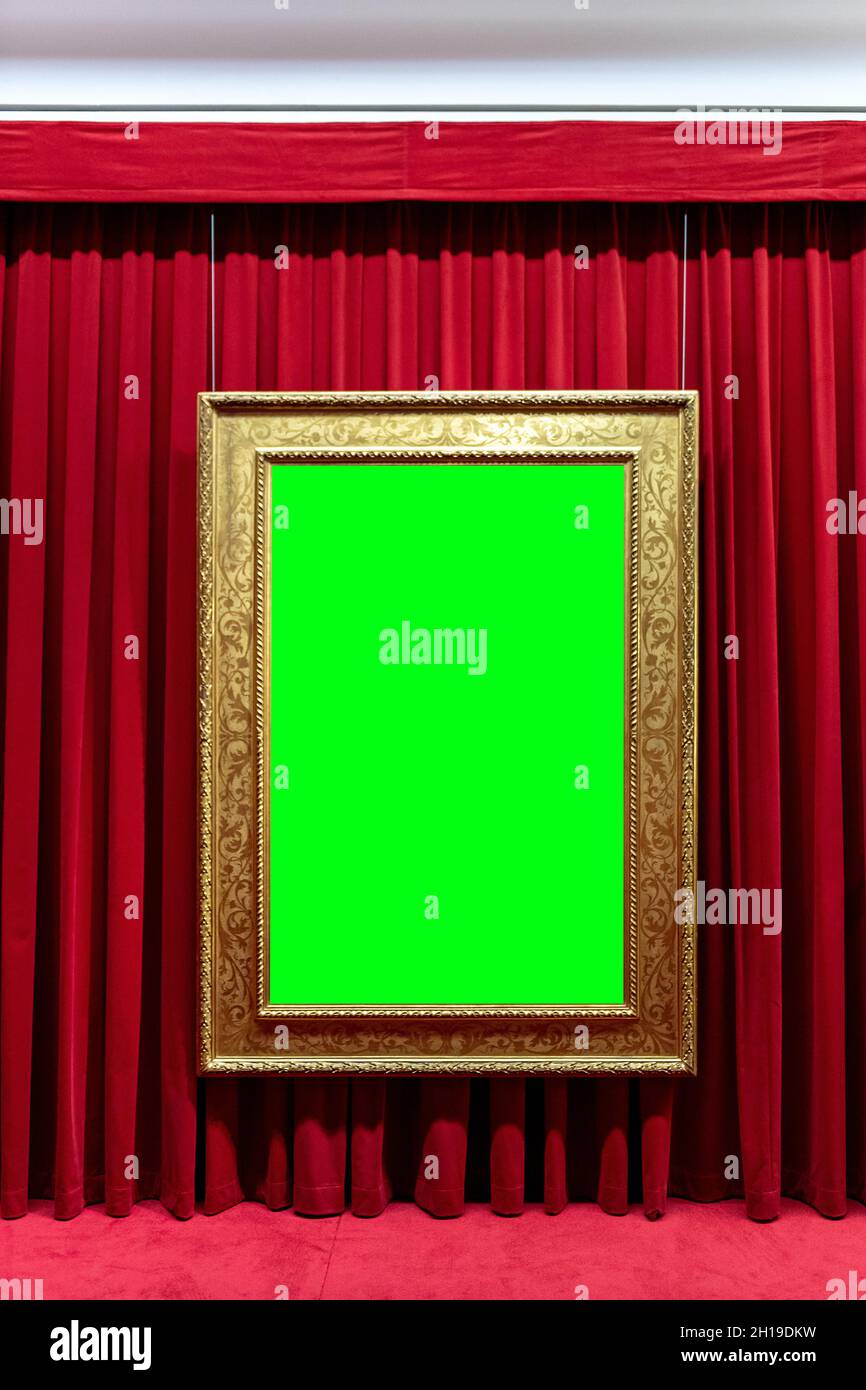 Leerer Bilderrahmen auf rotem Stoffhintergrund. Speicherplatz kopieren. Stockfoto