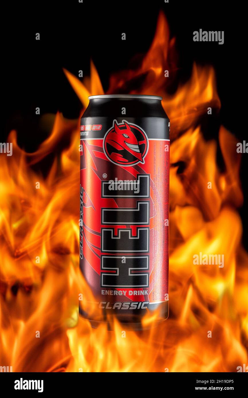 Heraklion, Griechenland - 06. Februar 2020: Produktaufnahme von Energy Drink Hell vor dem Hintergrund des Feuers. Stockfoto