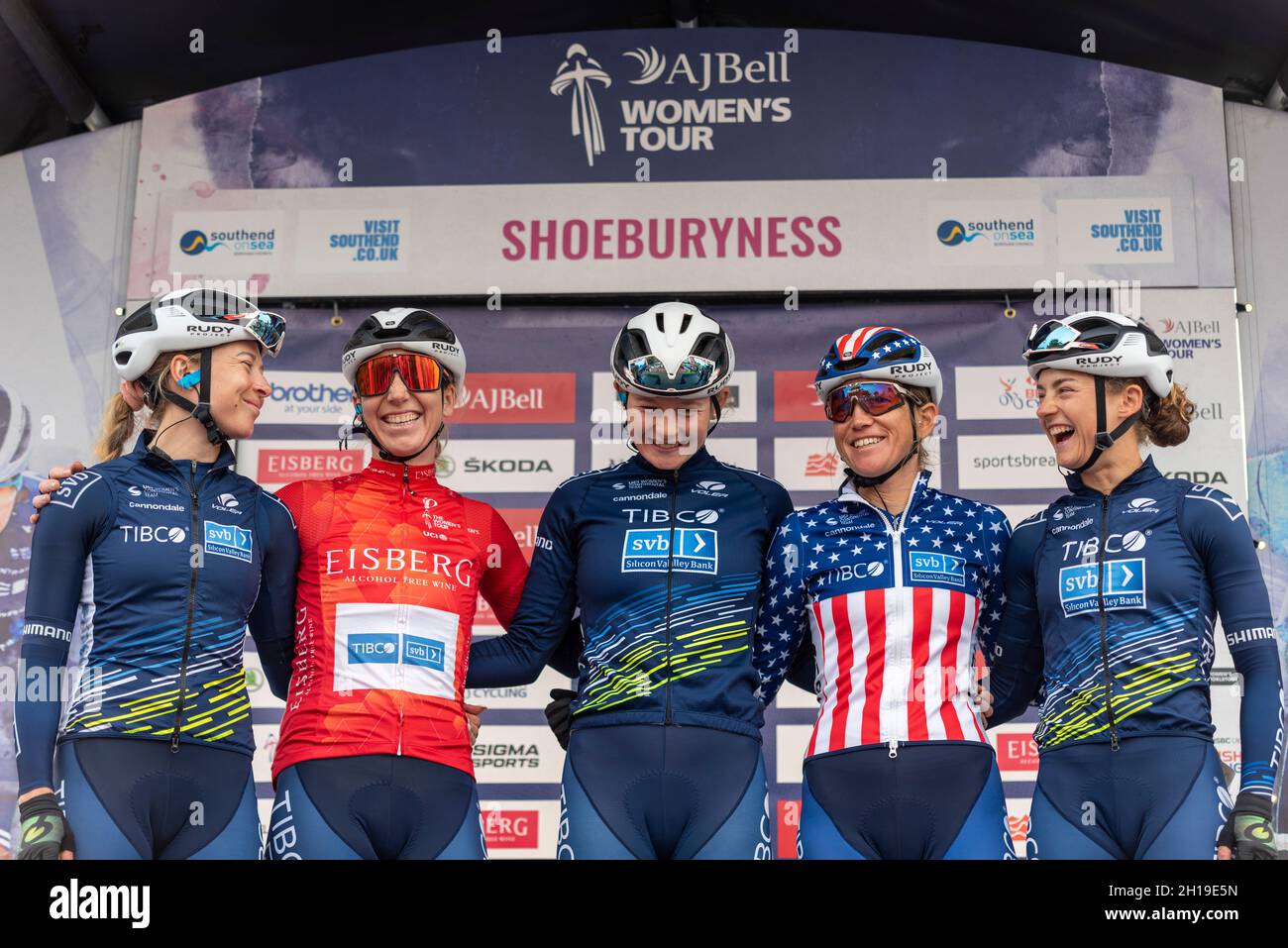 Nina Kessler, Lauren Stephens und die Fahrer des Teams TIBCO bereiten sich auf das Rennen der vierten Etappe der AJ Bell Women's Tour vor, die von Shoeburyness aus startet Stockfoto