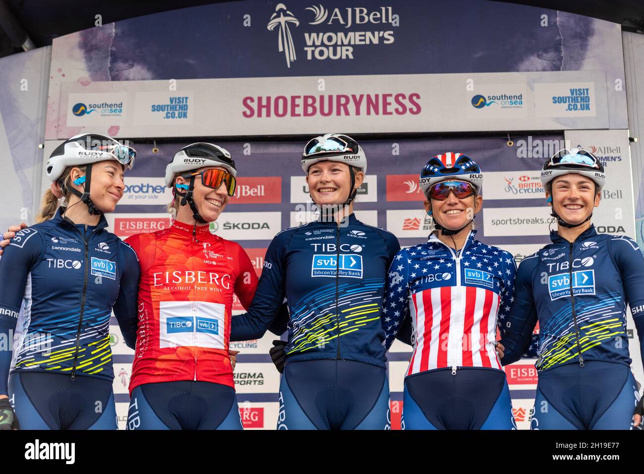 Nina Kessler, Lauren Stephens und die Fahrer des Teams TIBCO bereiten sich auf das Rennen der vierten Etappe der AJ Bell Women's Tour vor, die von Shoeburyness aus startet Stockfoto