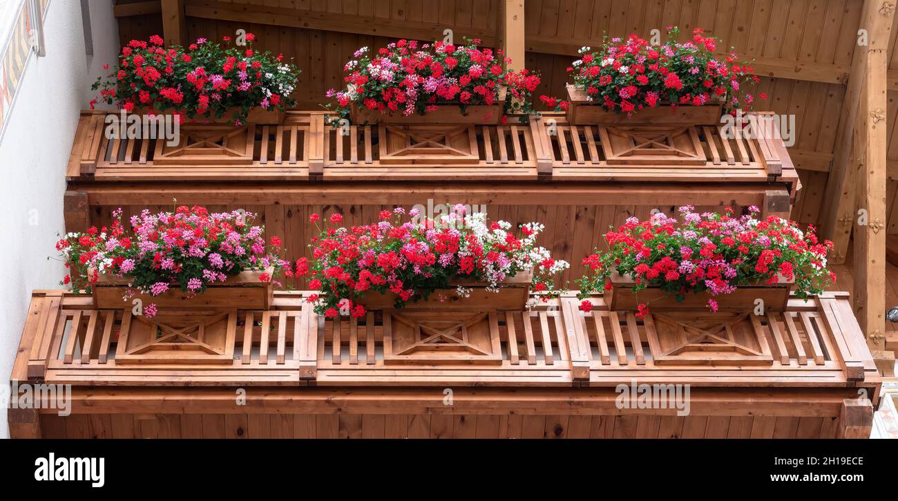 Traditionelle, mit Blumen geschmückte alpine Holzbalkone, besonders typisch  für die deutsche Schweiz und Tirol. Samnaun, Schweiz, ein zollfreies Schwül  Stockfotografie - Alamy