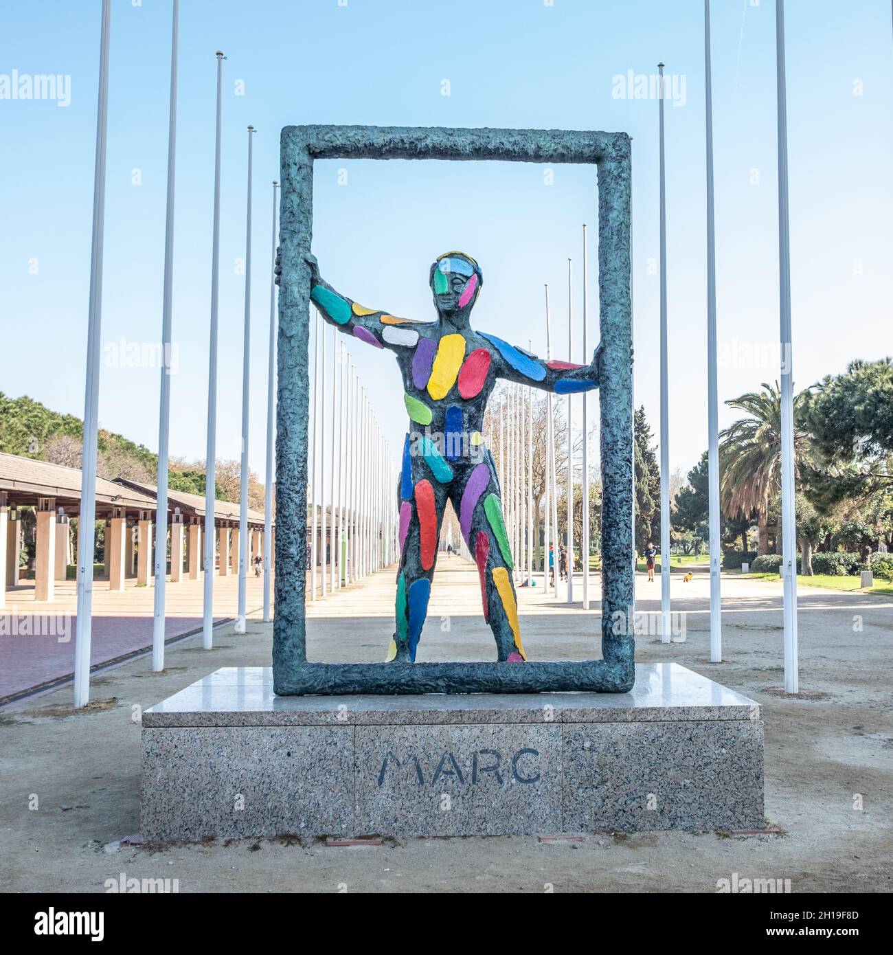 Marc von Robert Llimós Diese Statue zeigt eine farbenfrohe, geschlechtslose, neo-expressionistische menschliche Figur, die einen großen Bilderrahmen hält. Stockfoto