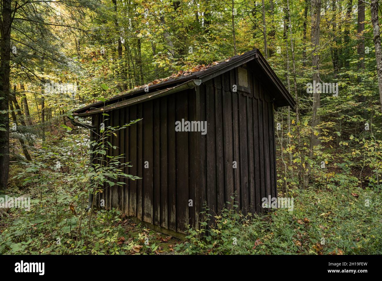 Blick auf die kleine Scheune im Wald des Cuyahoga Valley National Park Stockfoto