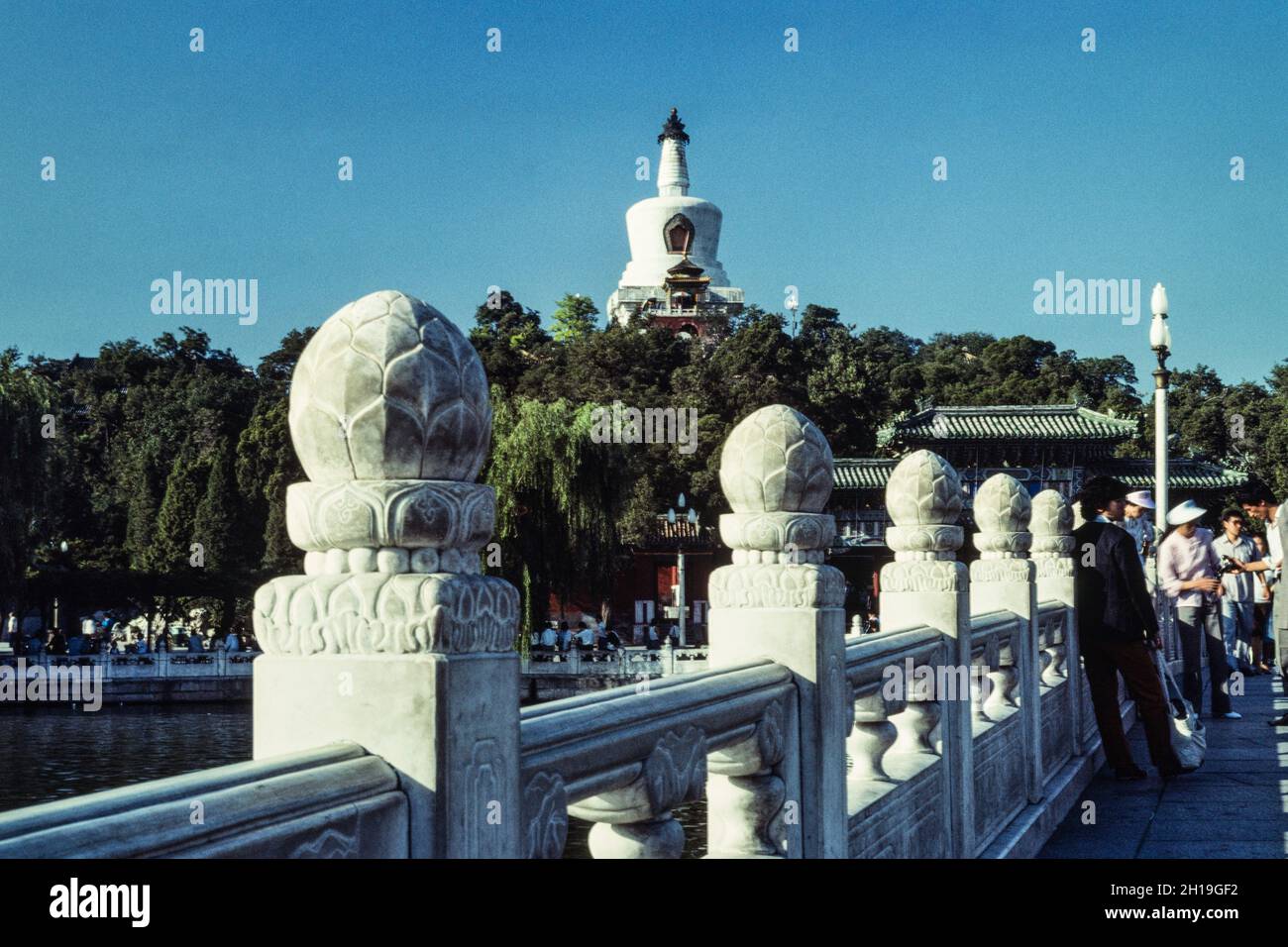 Die Marmorbrücke zur Jade Blumeninsel und der Weißen Dagoba Peking, China. Stockfoto