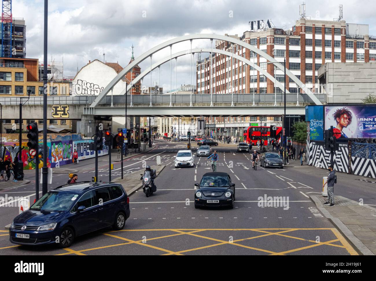 Shoreditch High Street Railway Bridge in London England Vereinigtes Königreich Großbritannien Stockfoto