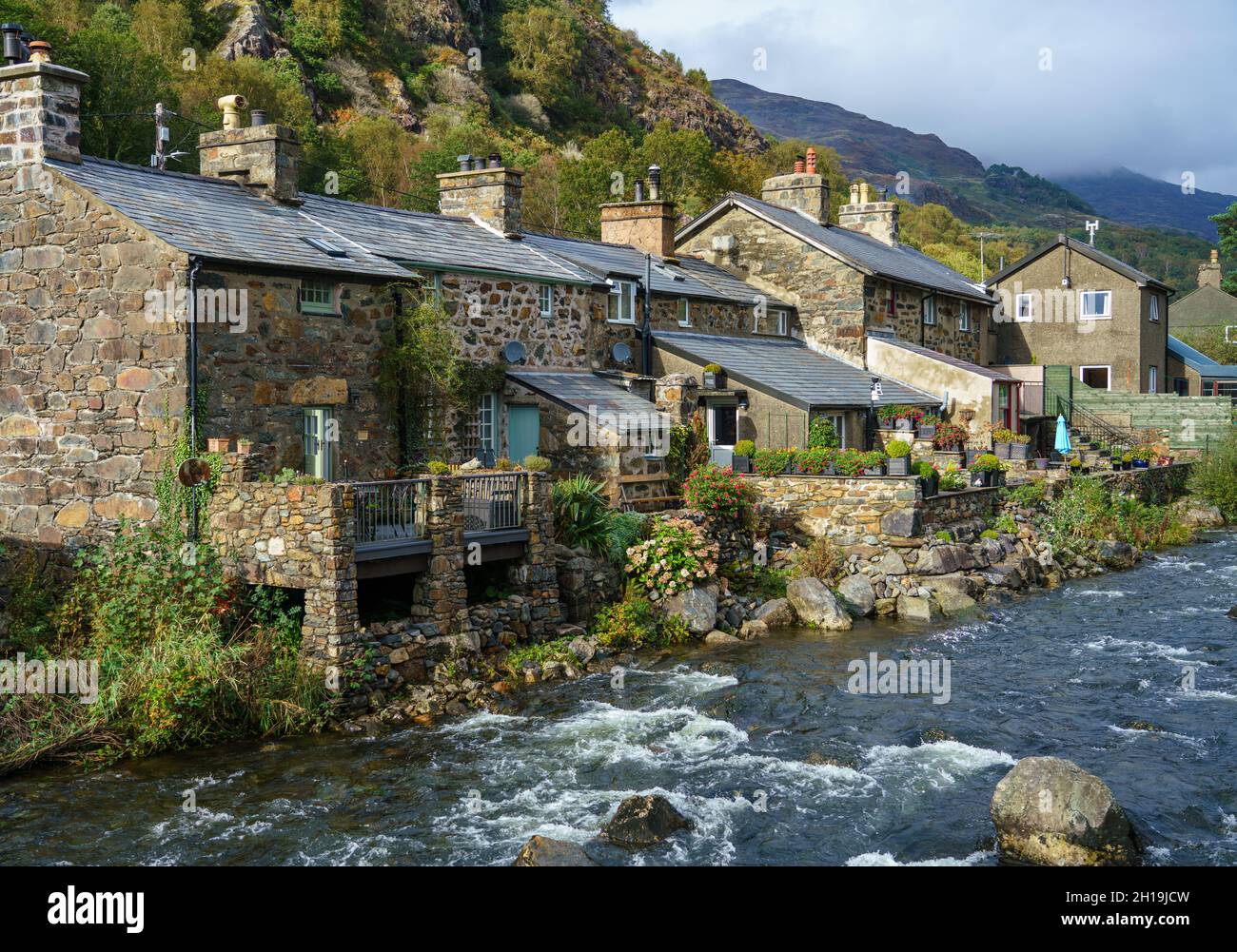 Dorfgrundstück aus lokalem Stein aus dem 18. Jahrhundert auf dem afon Colwyn in Bedgelert, Caernarfon Snowdonia, Wales, Großbritannien Stockfoto