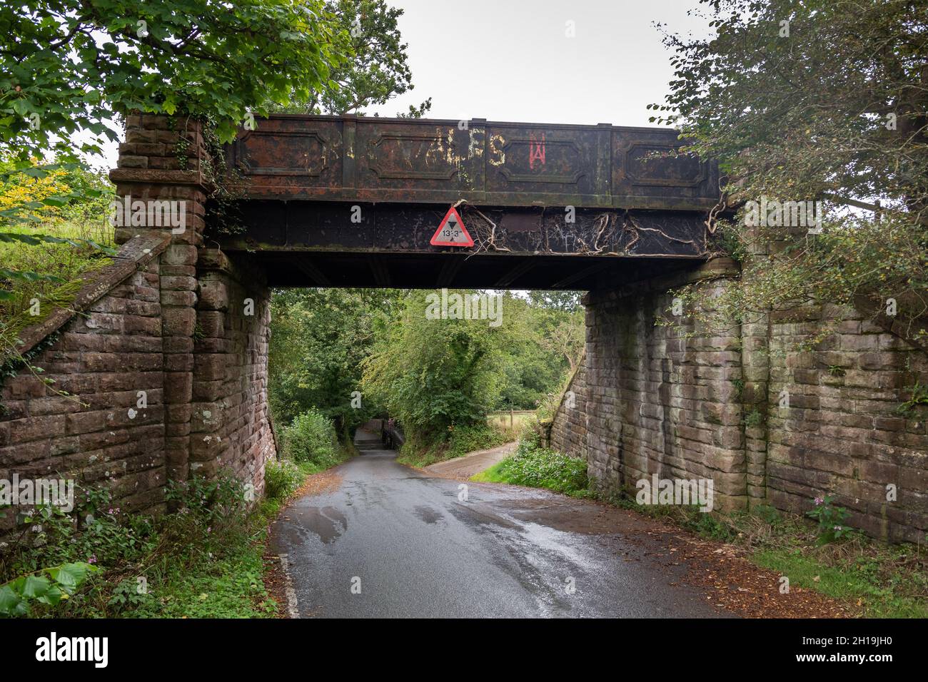 Bangor, Wales: Stillgefallener Eisenbahnrücken über die Lon Cefn Ty Road in der Nähe von Minffordd. Stockfoto