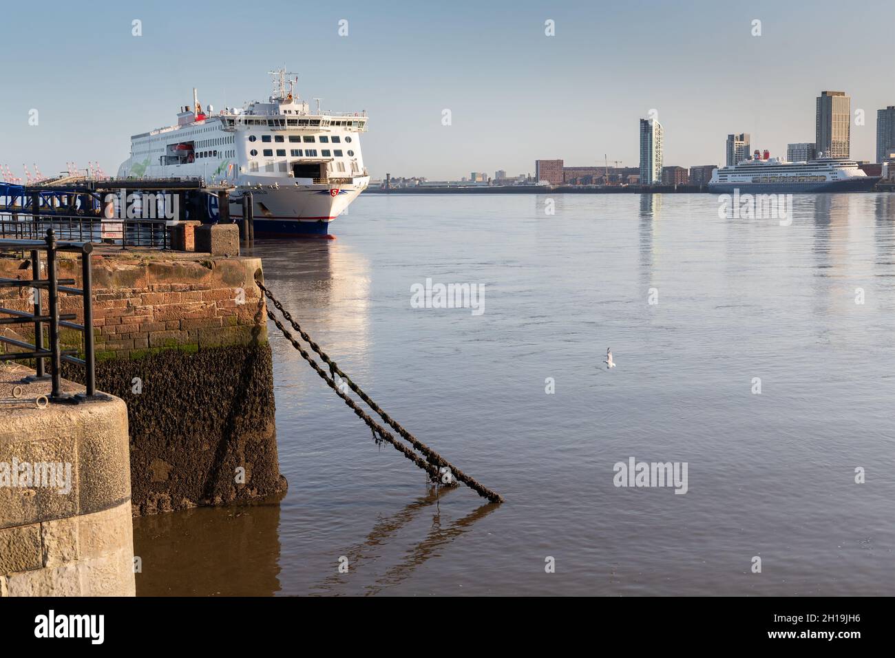 Birkenhead, Großbritannien: Frau Stena Embla dockte am Fluss Mersey an, gegenüber von Liverpools Uferpromenade. Passagierservice nach Belfast. Stockfoto