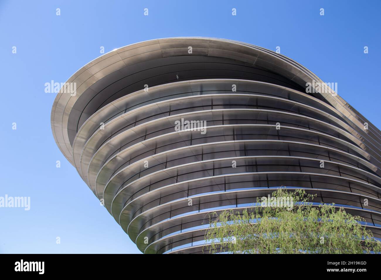 Dubai, VAE, 17.10.2021. Alif - The Mobility Pavilion auf dem Gelände der Expo 2020, modernes futuristisches Gebäude vor blauem Himmel. Stockfoto