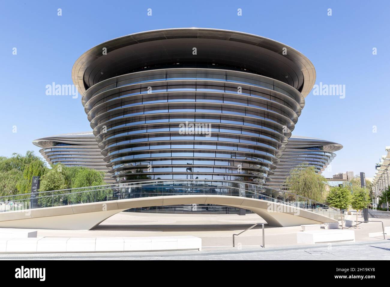 Dubai, VAE, 17.10.2021. Alif - The Mobility Pavilion auf dem Gelände der Expo 2020, modernes futuristisches Gebäude, symmetrische Ansicht. Stockfoto