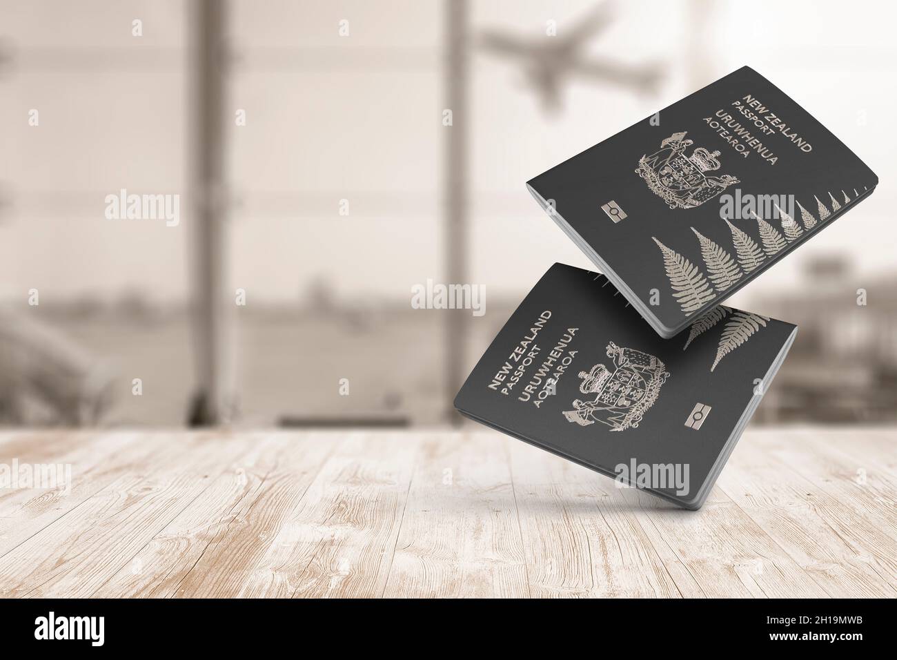 Neuseeländischer Pass auf dunkler Holzplatte, Top Shot, Citizenship by Investment, in der Luft schwebender Pass Stockfoto