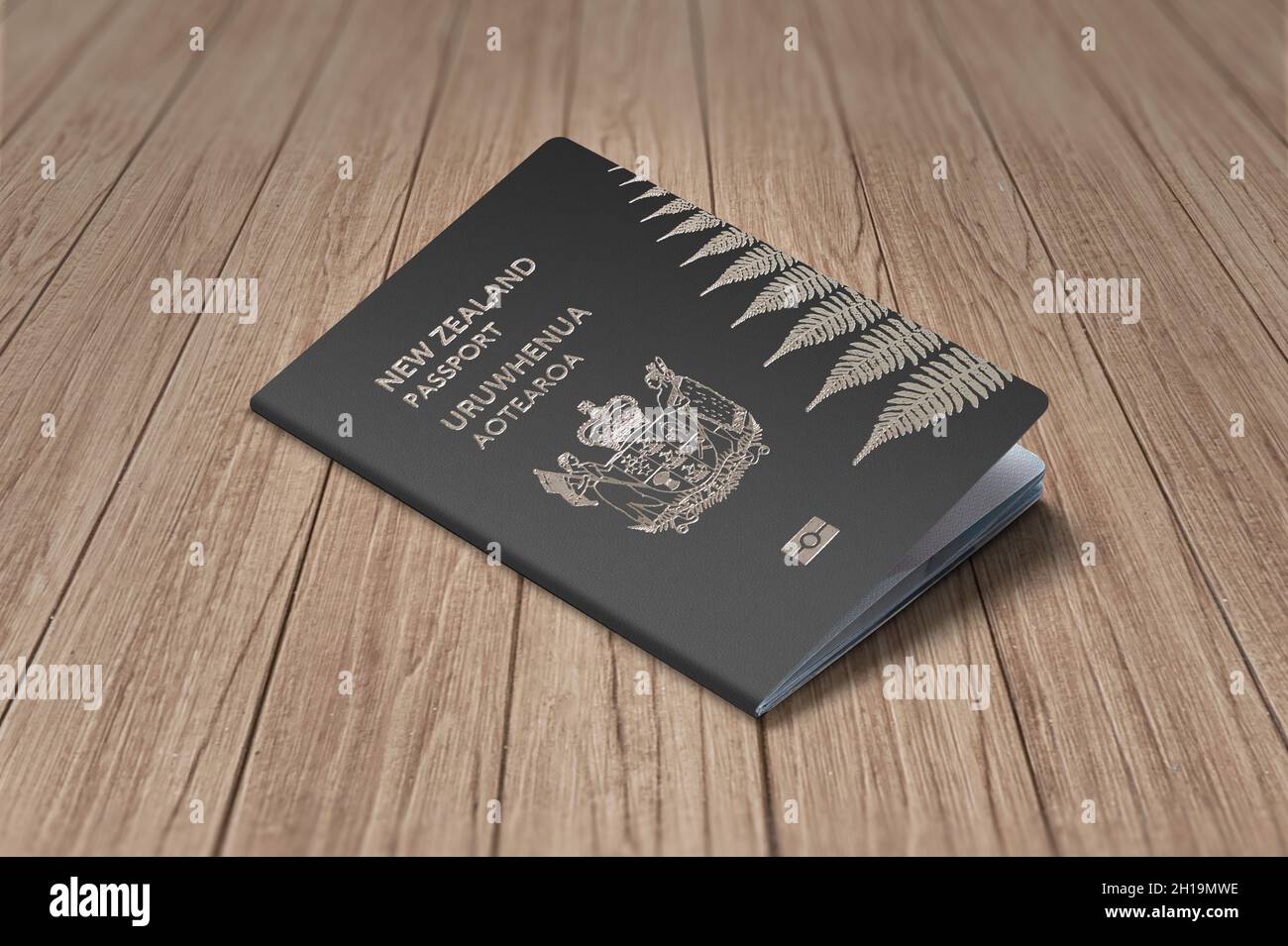 Neuseeländischer Pass auf dunkler Holztafel, Top Shot, Citizenship by Investment Stockfoto