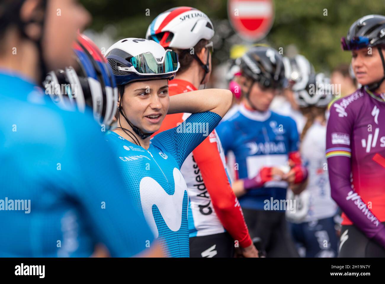 Alicia Gonzalez Blanco und Movistar Fahrer bereiten sich auf das Rennen des AJ Bell Women's Tour Radrennens Etappe vier vor, das von Shoeburyness, Essex, Großbritannien, startet Stockfoto