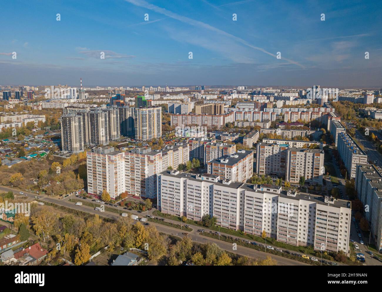 Wohnviertel einer russischen Stadt. Typisches Gebäude. Wohngebiete mit Hochhäusern. Kazan, Draufsicht. Stockfoto