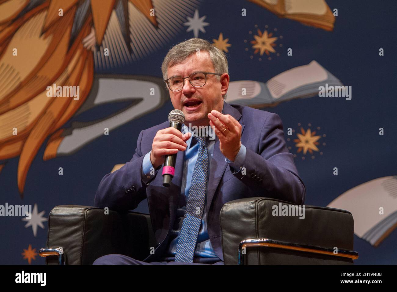 Turin, Italien. Oktober 2021. Der italienische Historiker und Schriftsteller Alessandro Barbero ist Gast der Buchmesse 2021 in Turin. Kredit: Marco Destefanis/Alamy Live Nachrichten Stockfoto