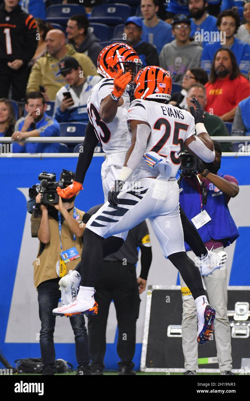 DETROIT, MI - 17. OKTOBER: Cincinnati Bengals (25) läuft zurück Chris Evans feiert seinen Touchdown mit Cincinnati Bengals (83) Wide Receiver Tyler Boyd während des NFL-Spiels zwischen Cincinnati Bengals und Detroit Lions am 17. Oktober 2021 im Ford Field in Detroit, MI (Foto von Allan Dranberg/Cal Sport Media) Stockfoto