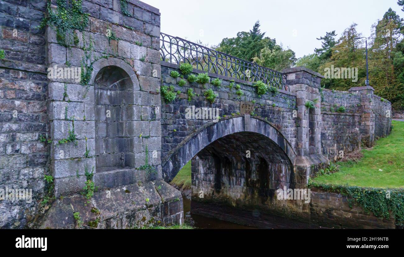 Eine Bogensteinbrücke, die über afon cegin im Penrhyn Dock, Bangor, Snowdonia Wales, Großbritannien, errichtet wurde Stockfoto