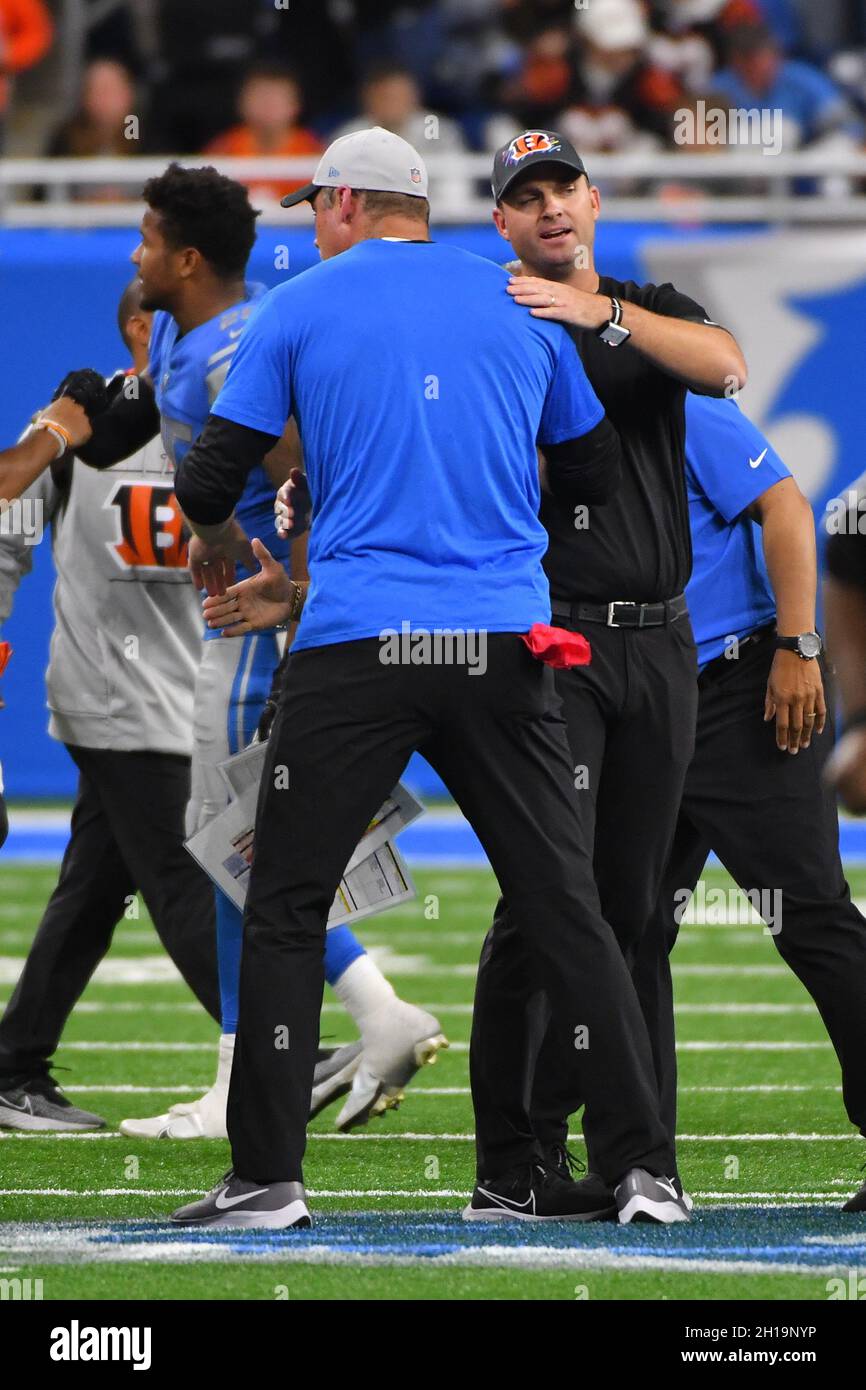 DETROIT, MI - 17. OKTOBER: Detroit Lions-Cheftrainer Dan Campbell und Cincinnati Bengals-Cheftrainer Zac Taylor mit üblichem Händedruck während des NFL-Spiels zwischen Cincinnati Bengals und Detroit Lions am 17. Oktober 2021 im Ford Field in Detroit, MI (Foto: Allan Dranberg/Cal Sport Media) Stockfoto