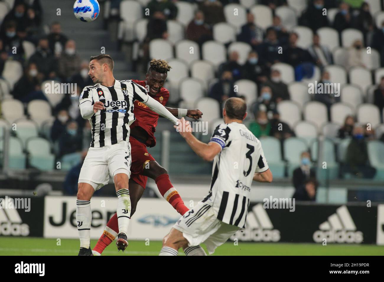 Turin, Italien. Oktober 2021. Tammy Abraham (AS Roma) nimmt den Ball auf den Kopf während Juventus FC vs AS Roma, italienische Fußballserie A Spiel in Turin, Italien, Oktober 17 2021 Quelle: Independent Photo Agency/Alamy Live News Stockfoto