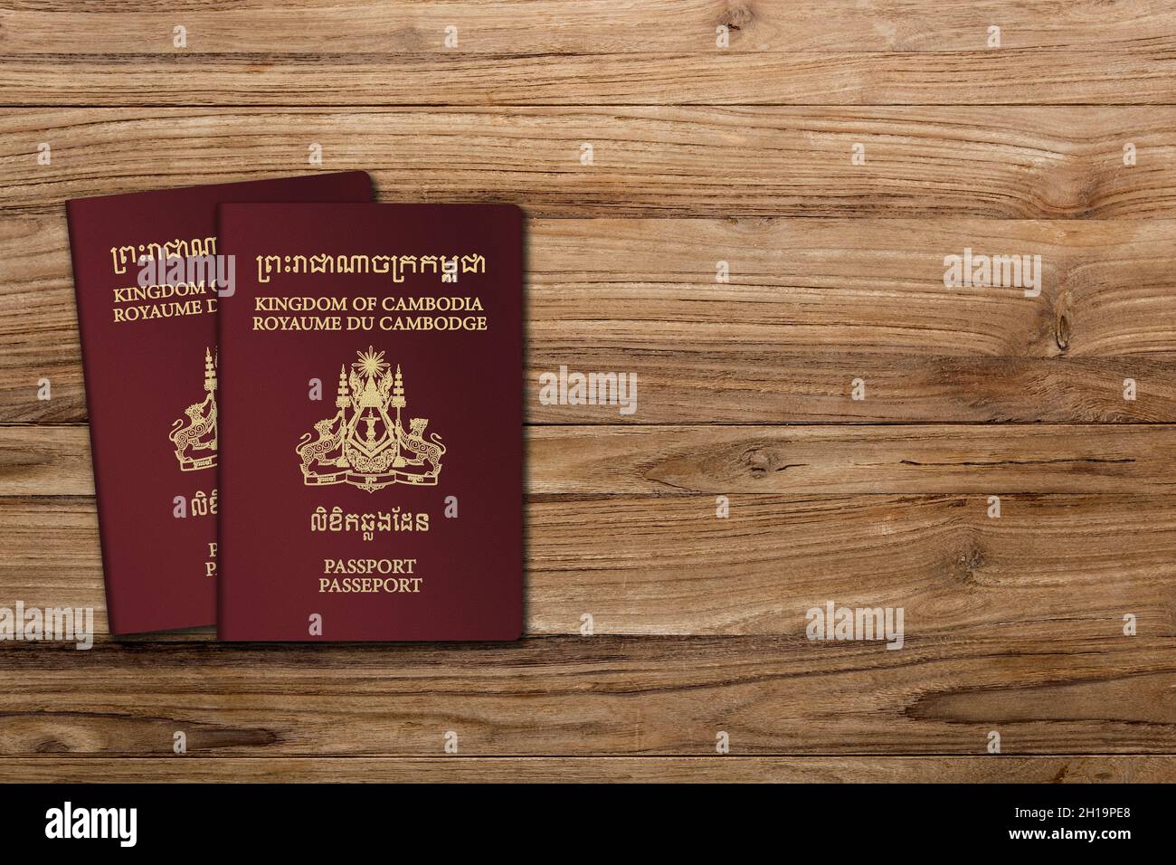 Kambodscha Pass auf einem hölzernen Hintergrund, lag flach. Platz für Text Stockfoto