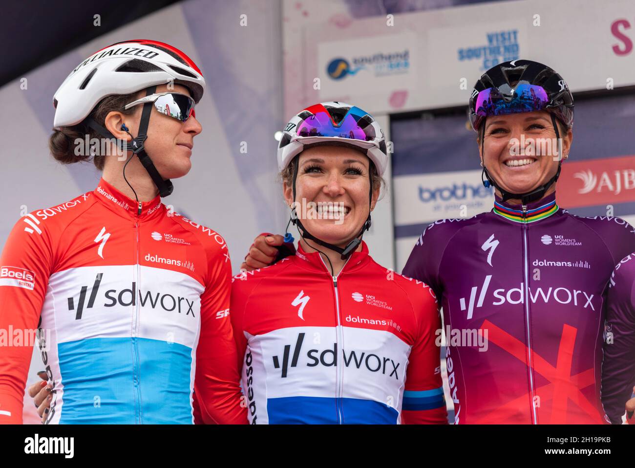 Christine Majerus, Amy Pieters, Chantal Blaak von SD Worx bereiten sich auf das Rennen des AJ Bell Women's Tour-Radrennens der vierten Etappe vor, beginnend bei Shoeburyness Stockfoto