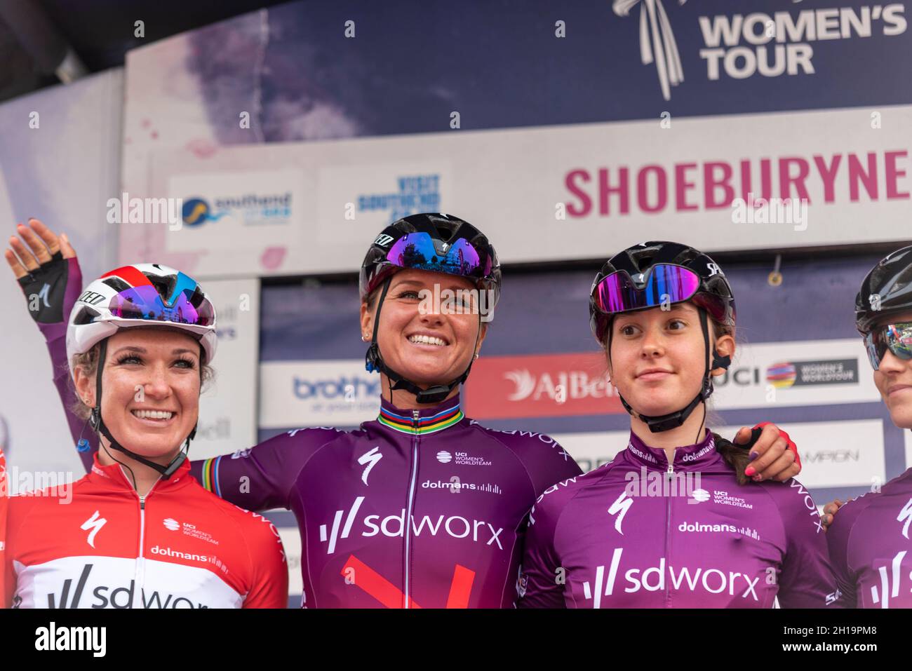 Amy Pieters, Chantal Blaak, Anna Shackley vom Team SD Worx bereiten sich auf das Rennen des AJ Bell Women's Tour Radrennens Etappe vier vor, beginnend bei Shoeburyness Stockfoto