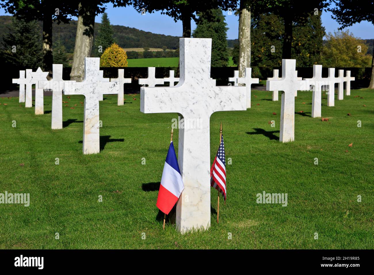 Eine US- und eine französische Flagge am Grab eines unbekannten amerikanischen Soldaten auf dem amerikanischen Friedhof und Memorial Aisne-Marne in Belleau (Aisne), Frankreich Stockfoto