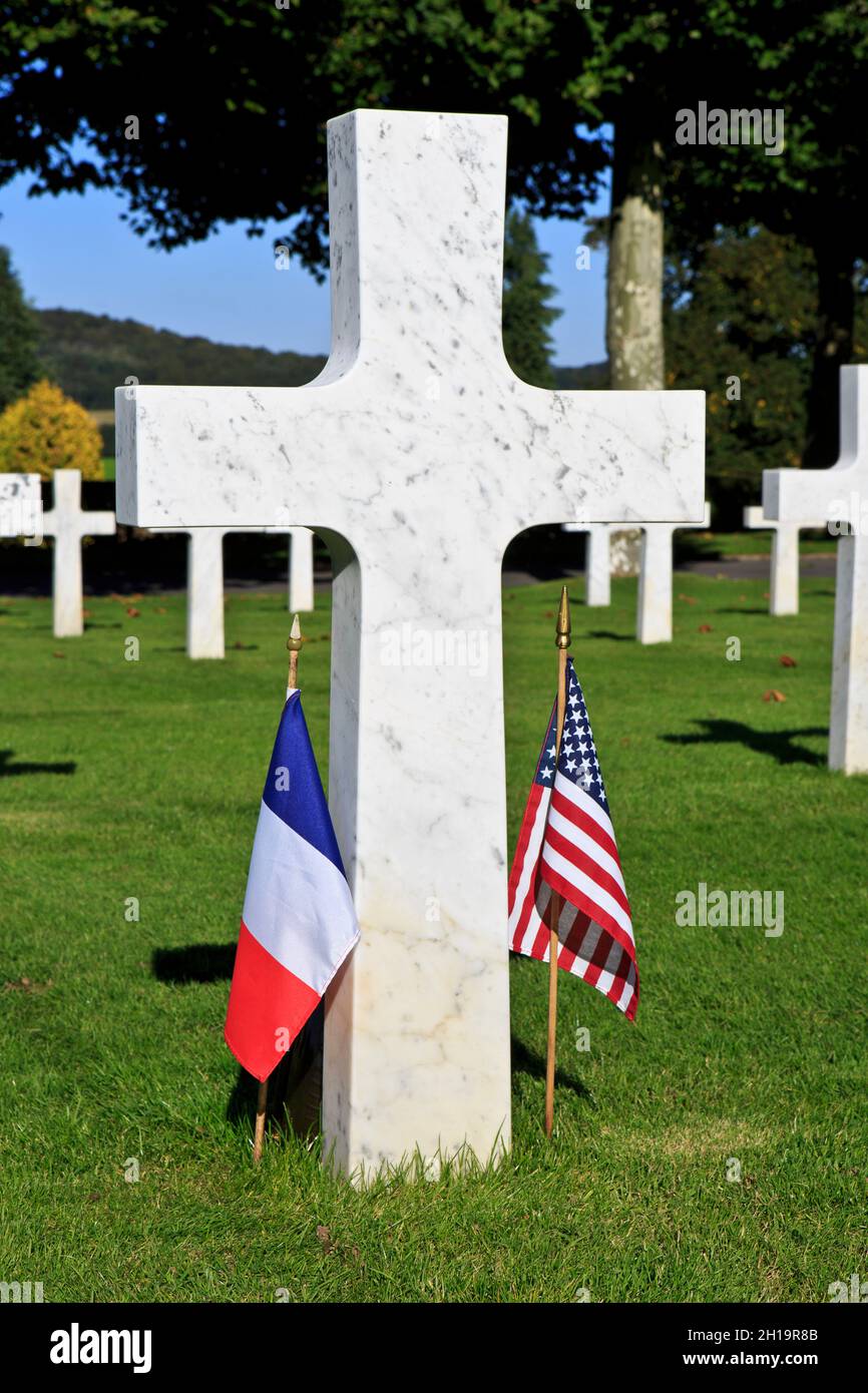 Eine US- und eine französische Flagge am Grab eines unbekannten amerikanischen Soldaten auf dem amerikanischen Friedhof und Memorial Aisne-Marne in Belleau (Aisne), Frankreich Stockfoto