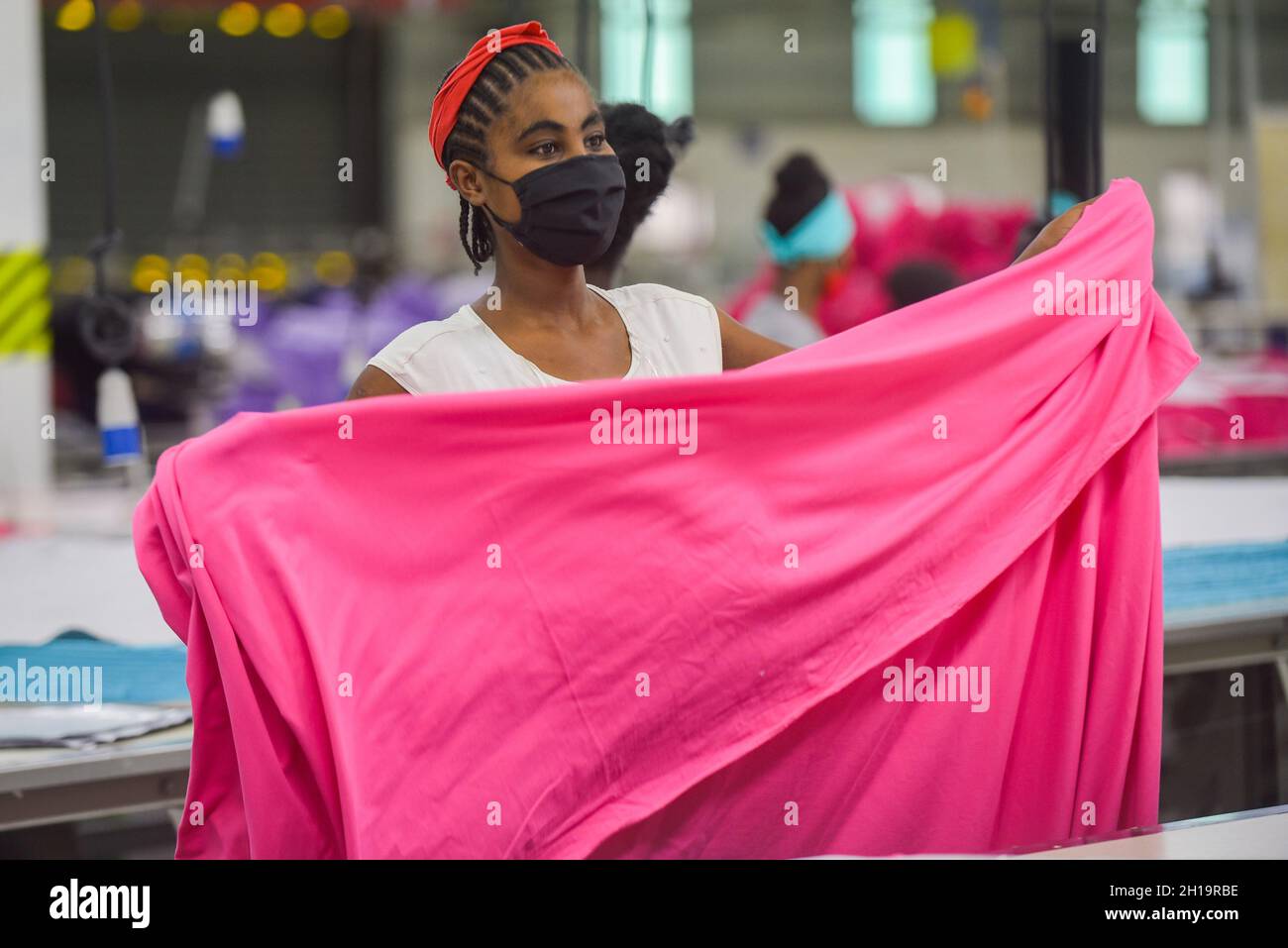 Hawassa, Äthiopien. Oktober 2021. Eine Frau arbeitet am 12. Oktober 2021 in einer Textilfabrik im Hawassa Industrial Park in Hawassa, Äthiopien. Quelle: Michael Tewelde/Xinhua/Alamy Live News Stockfoto