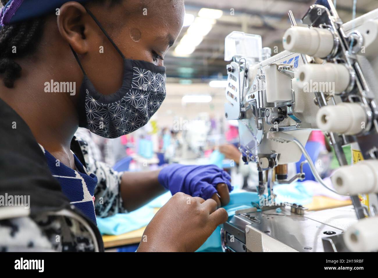 Hawassa, Äthiopien. Oktober 2021. Eine Frau arbeitet am 12. Oktober 2021 in einer Textilfabrik im Hawassa Industrial Park in Hawassa, Äthiopien. Quelle: Michael Tewelde/Xinhua/Alamy Live News Stockfoto