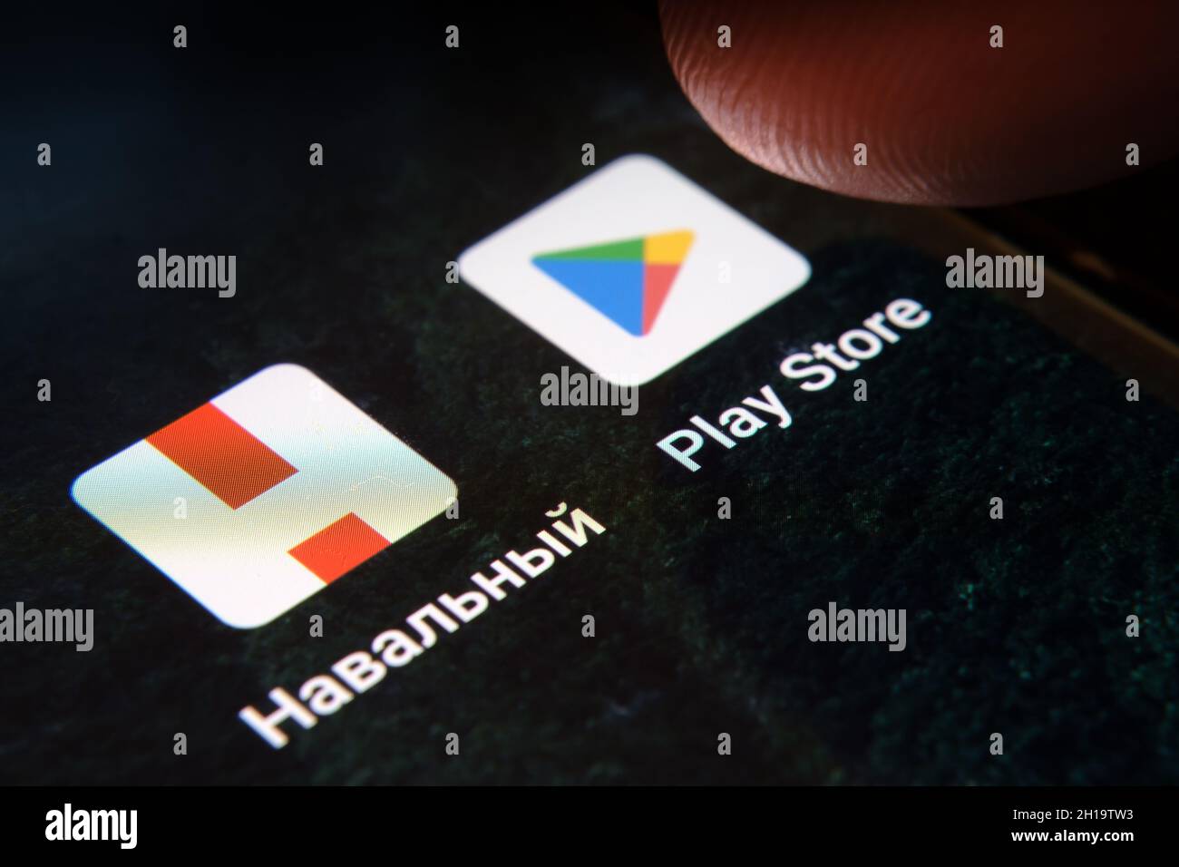 Navalny Smart Voting App und GOOGLE PLAY Store App. Der in russischer Sprache gesehene Text wird mit „NAVALNY“ übersetzt, was der Name der russischen Opposition ist Stockfoto