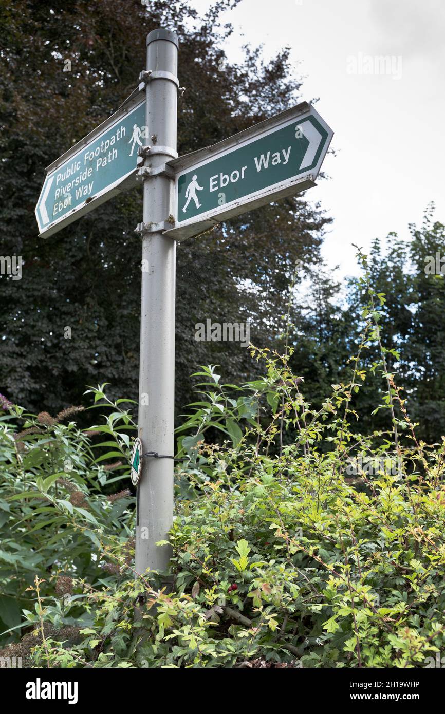 dh Fußweg Schild EBOR WAY YORKSHIRE öffentlicher Fußweg Zeichen Beschilderung uk Stockfoto