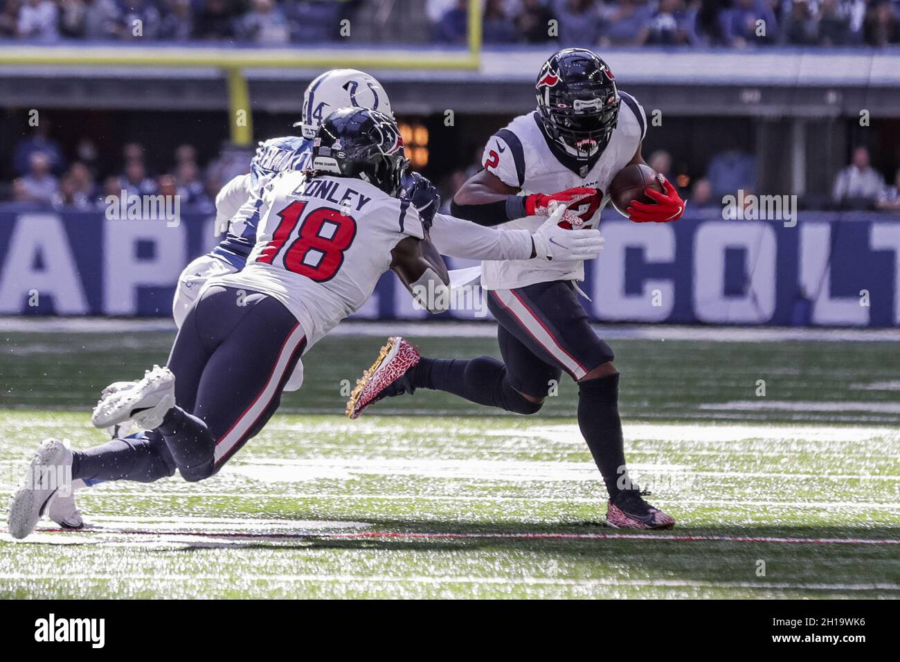 Indianapolis, Indiana, USA. Oktober 2021. Indianapolis Colts vor dem Linebacker Zaire Franklin (44) greift nach Houston Texans, die Mark Ingram (2) während des Spiels zwischen den Houston Texans und den Indianapolis Colts im Lucas Oil Stadium, Indianapolis, Indiana zurücklaufen. (Bild: © Scott Stuart/ZUMA Press Wire) Stockfoto