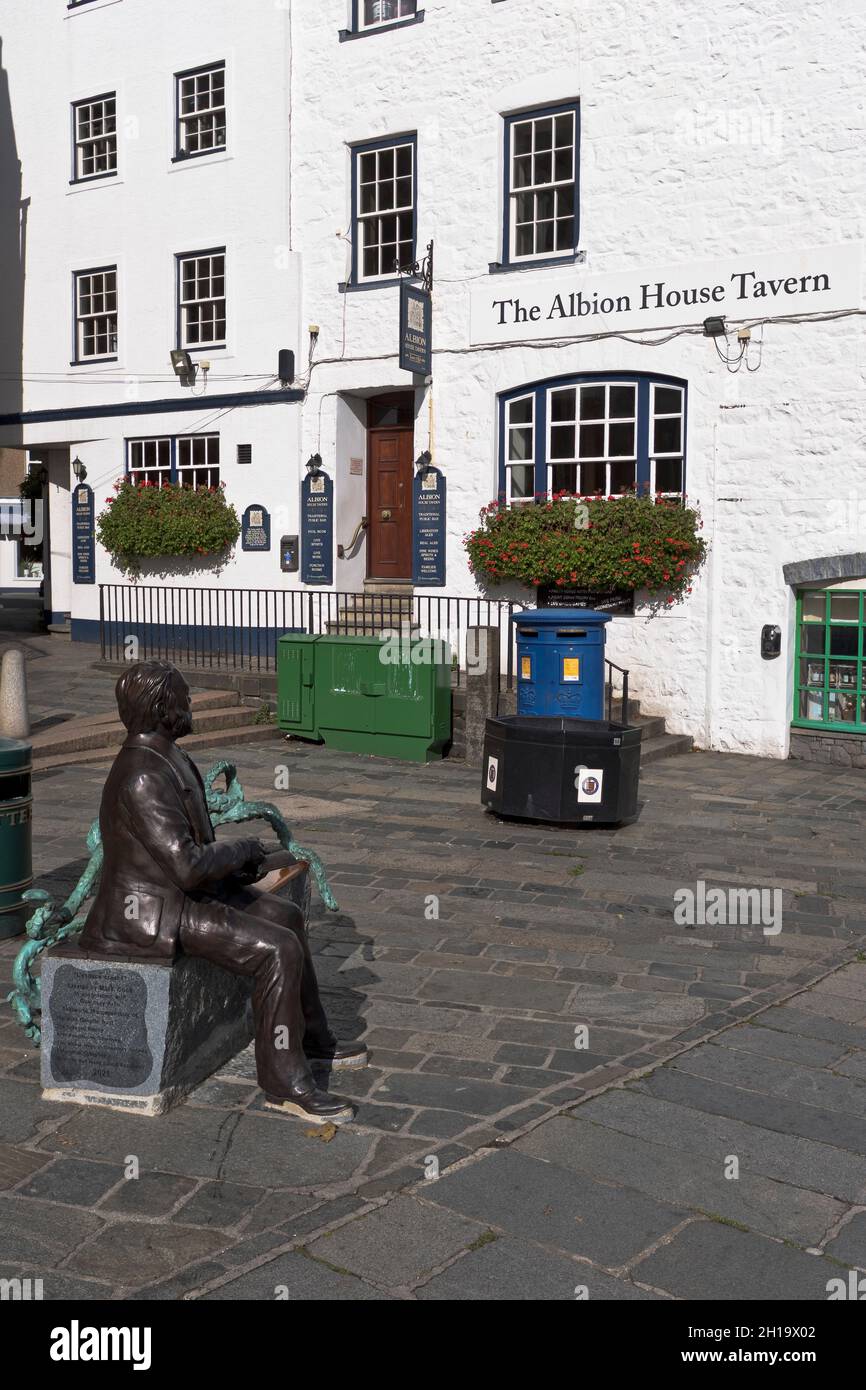 dh Church Square ST PETER PORT GUERNSEY Albion House Tavern Victor Hugo Statue Stockfoto